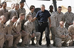 George W. Bush saluda a los Marines en la base de Al Asal (Foto: REUTERS)