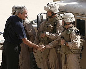 Bush saluda a unos soldados destinados en Al Anbar (Irak). (Foto: REUTERS)