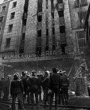 Fotografa de archivo (5-9-1987) del incendio en los populares almacenes Arias, en el centro de Madrid, en el que perdieron la vida 10 bomberos. (EFE)