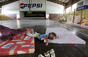 Una nia duerme en un gimnasio habilitado para evacuados en una ciudad hondurea. (Foto: AFP)