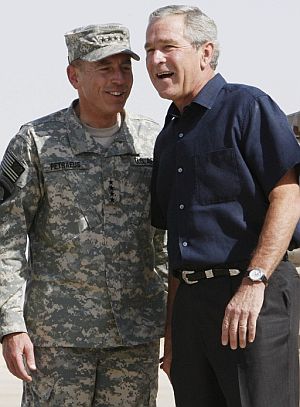 Petraeus, junto a Bush, en una visita de ste a Irak. (Foto: AP)
