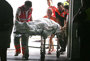 El cadáver de uno de los tripulantes tras llegar al puerto. (Foto: EFE)