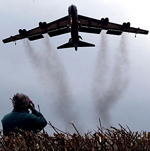 Un hombre observa el vuelo de un bombardero B-52 en Fairford, Reino Unido, en 2003. (Foto: AP)