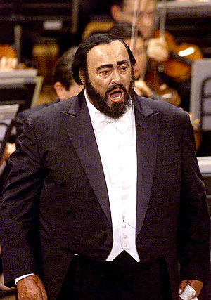Luciano Pavarotti en la celebración de sus 40 años de carrera, en 2001. (Foto. AP)