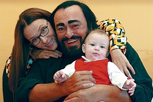 El tenor posa con su compañera Nicoletta y su hija Alice en su casa de Módena (Italia) en 2003. (Foto: Paris Match)