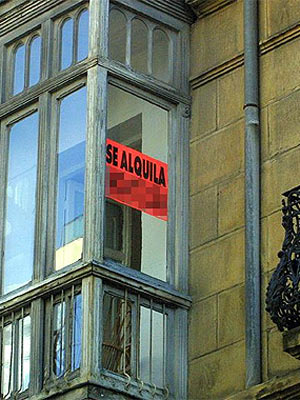 Cartel de 'Se alquila' en una vivienda de San Sebastin. (FOTO: Justy Garca)