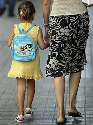 Una niña acude a su primer día de clase en Valencia. (Foto: EFE)