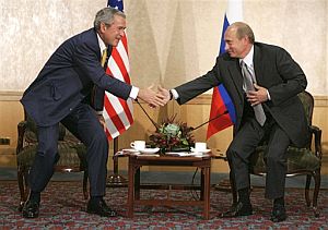 El presidente de EEUU, George W. Bush, y su homlogo ruso, Vladimir Putin. El segundo ha invitado al primero a pescar en Siberia. (Foto: AP)