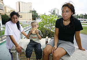 La familia del inmigrante rumano a las puertas del hospital de La Fe de Valencia. (Foto: A. Di Lolli)