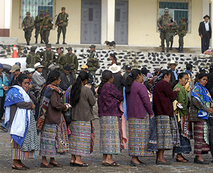 Indígenas hacen fila para poder votar en la aldea La Esperanza,Totonicapan. (Foto: EFE)