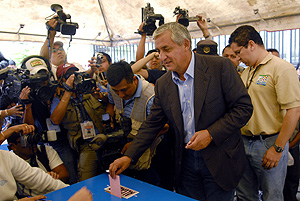 El ex general Otto Pérez Molina en el momento de votar. (Foto: AP)