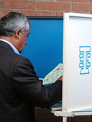 Otto Pérez Molina, en el momento de emitir su voto. (Foto: EFE)