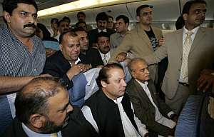 Nawaz Sharif, en el avin que le traslad desde Londres hasta Islamabad. (Foto: AP)