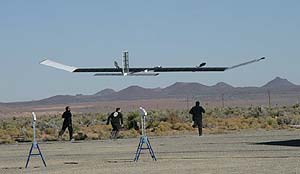 Despegue del HALE-UAV, con ayuda de unos operarios que lo impulsan (Foto: QinetiQ)
