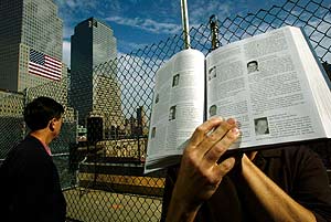 Un neoyorquino muestra un libro dedicado a las víctimas del atentado contra las Torres Gemelas en la 'Zona Cero'. (Foto: Ted S. Warren / AP)