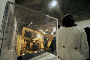 Una de las obras realizada en oro que se muestra en la exposicin. (Foto: EFE)
