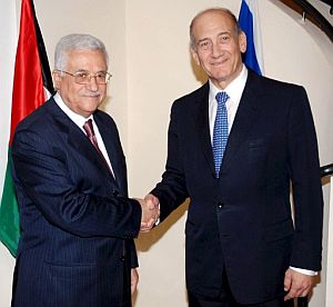 Foto cedida por el Departamento de Prensa del Gobierno israelí que muestra a ambos dirigentes antes del encuentro. (Foto: EFE)