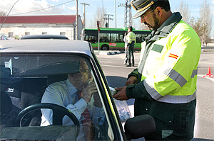 Un agente de la Guardia Civil realiza un control de alcoholemia a un conductor. (Foto: EFE)