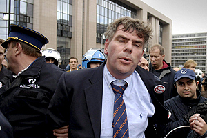 Filip Dewinter, del partido flamenco de ultraderecha Vlaams Belang (VB), es detenido. (Foto: EFE)