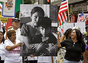 Manifestacin en Los ngeles, el pasado agosto, por la deportacin de una inmigrante ilegal mexicana con un hijo nacido en EEUU. (Foto: EFE)