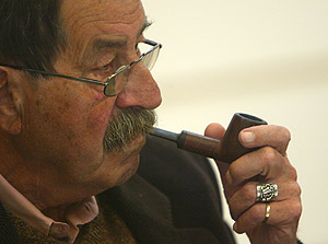 El escritor alemn, Gunter Grass, fumando de una de sus tpicas pipas. (Foto: Quique Garca)