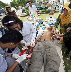 El personal sanitario atiende a uno de los heridos. (Foto: AFP)
