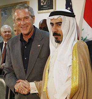 Abu Risha saluda a Bush el pasado lunes en la provincia iraqu de Al Anbar. (Foto: AP)