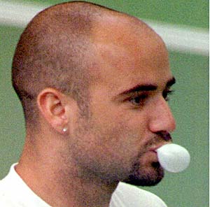 El tenista Andrea Agassi mascando chicle (Foto: REUTERS)