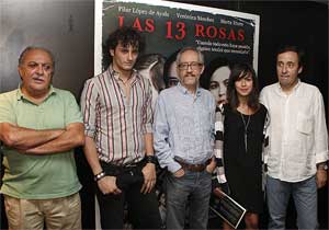 El director Emilio Martnez Lzaro (centro) junto a los actores Asier Etxeanda y Vernica Snchez; el escritor y periodista Carlos Fonseca (izq.) y el director de cine Pedro Costa (dcha.). (Foto: EFE)