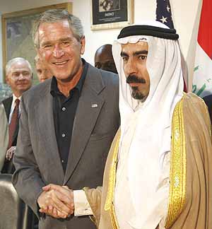 Abu Risha saluda a Bush el 3 de septiembre en la provincia iraquí de Al Anbar. (Foto: AP)