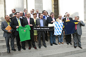 Diputados nacionalistas muestras las camisetas para sus selecciones ante el Congreso. (Foto: EFE)