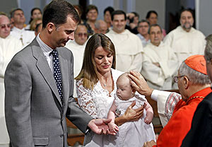 Los Prncipes durante la presentacin de su hija a la Virgen. (Foto: EFE)