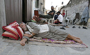 Un palestino duerme en la puerta de su casa en los territorios de Gaza. (Foto: REUTERS)
