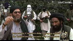 El emir Mustafa Abu al-Yazid y el comandante talibán Mullah Mansour Dadullah, en un fotograma del vídeo. (Foto: AFP)