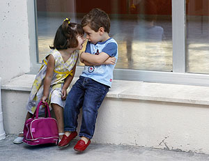 Dos nios juegan en el patio momentos antes de entrar al colegio. (Foto: EFE)