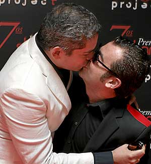 Boris Izaguirre y Jorge Javier Vzquez se besan durante la fiesta de entrega de los premios Shangay. (Foto: C. Alba)