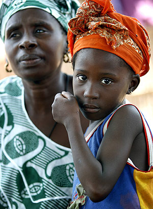 Una madre senegalesa con su hija. (Foto: Reuters)