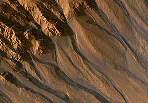 Imagen con falso color de antiguos torrentes formados en un crter de Marte (Foto: NASA/JPL/University of Arizona)