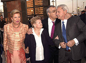 'El Pocero', acompaado por su madre (2 izq) y su mujer, es saludado por un amigo durante la fiesta. (Foto: EFE)