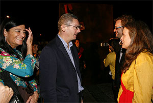La Consejera de Cultura, Alicia Moreno, y el alcalde, charlan con la fotografa Ouka Lele. (A. Heredia)