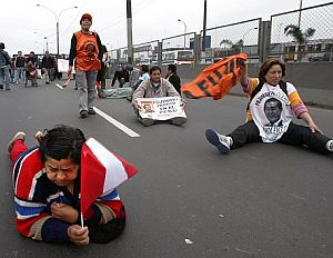 Seguidores de Fujimori, decepcionados por el cambio de rumbo de su avin. (Foto: AFP)