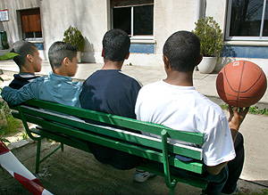 Un grupo de menores en un centro de acogida de la Comunidad de Madrid. (Foto: Diego Sinova)