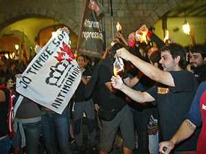 Varias personas queman fotos de los Reyes en Girona, el pasado sábado. (Foto: Eddy Kelele)
