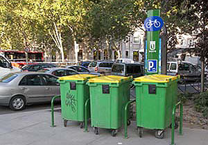 Cubos de basura ocupando los 'aparcabicis' de la Cuesta de Moyano. (Foto: elmundo.es)