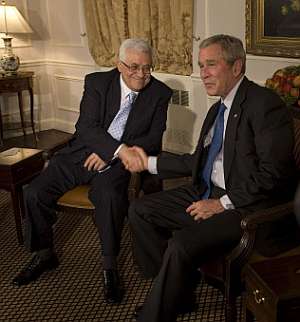 Bush y Abu Mazen se estrechan la mano durante la reunin. (Foto: AFP)