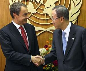 Zapatero se estrecha la mano con Ban. (Foto: EFE)