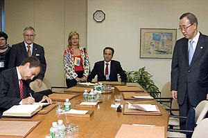 Zapatero firma en el libro de honor de invitados en la sede de las Naciones Unidas donde se celebró la cumbre. (Foto: EFE)