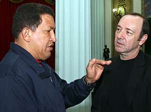 Chávez recibe al actor Kevin Spacey. (Foto: EFE)