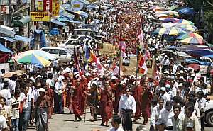 La manifestación de monjes budistas recorre Yangon, la capital de Myanmar. (Foto: AFP)