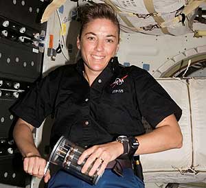 La astronauta responsable del proyecto con el recipiente de las bacterias (Foto: PNAS)